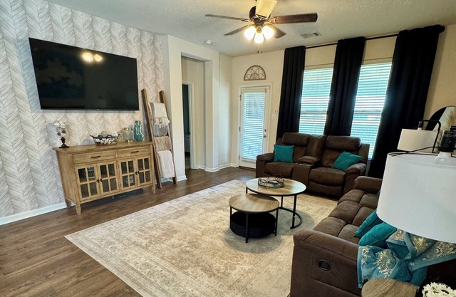 Maison du Café- Pond View w/ Nespresso & Study. 3 Queen Beds, White linens.