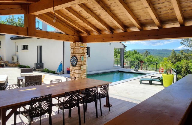 Maison Avec Piscine, Dans un Quartier Calme Sans vis à Vis, Près D'une Forêt