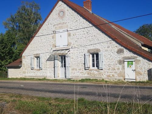Maison rénovée avec jardin près de Vichy - FR-1-489-381