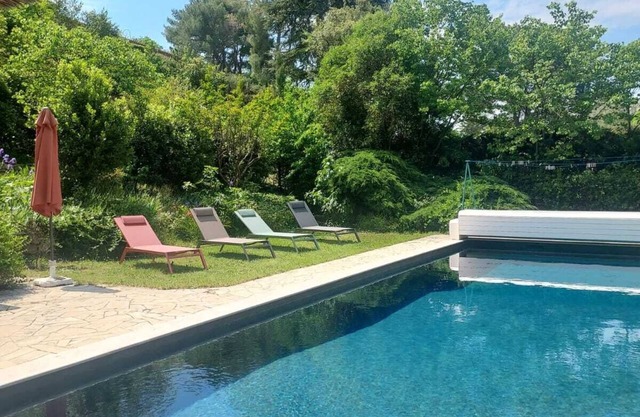 Maison spacieuse avec piscine et grand jardin