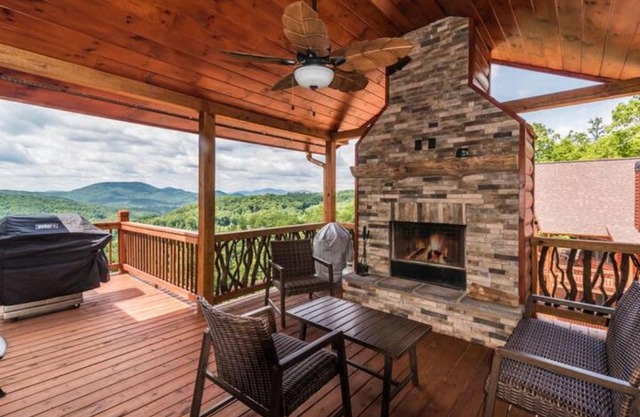 Majestic Mountaintop Cabin with hot tub and fireplace