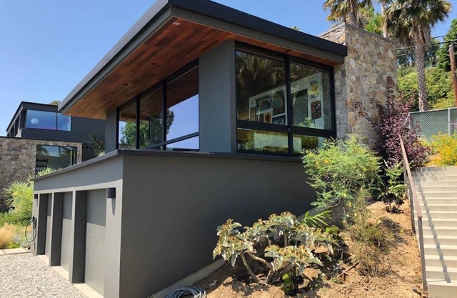 Estudio moderno Malibu Mid-Century con vista al mar