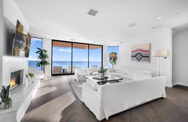 Malibu Oasis - Architectural Masterpiece with Beachfront Oasis