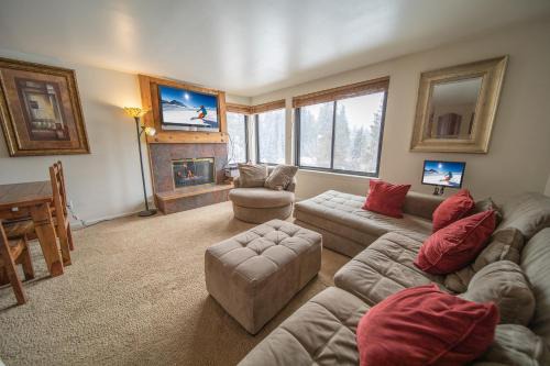 Mall 1421 by SummitCove Lodging