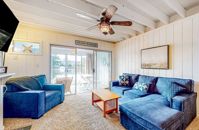 Mallard Lakes townhouse in peaceful community with pool, hot tub, fishing pier