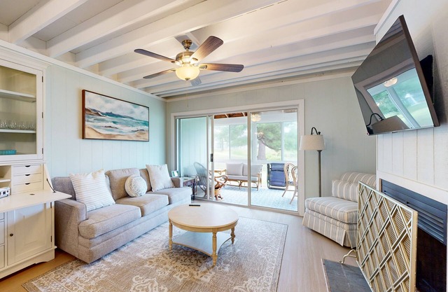 Mallard Lakes townhouse in peaceful community with pool, hot tub, fishing pier