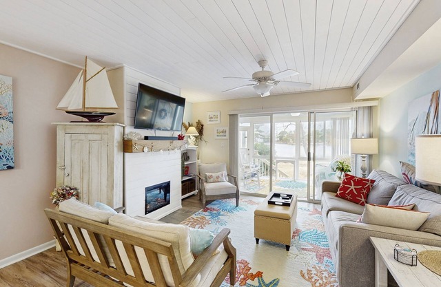 Mallard Lakes townhouse in peaceful community with pool, hot tub, fishing pier