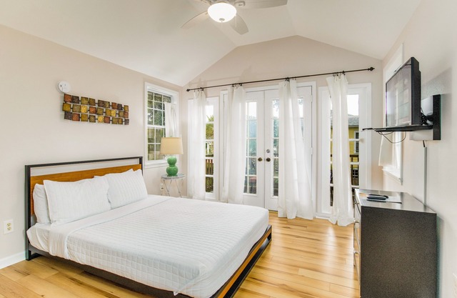 Mallory's Guesthouse - 🐶 Dog Friendly | 🚪 Private Entrance | ☕️ Balcony