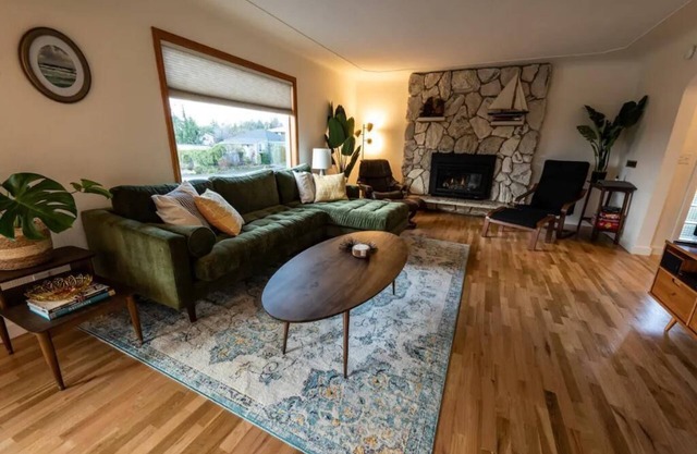 Manette Marvel: Stylish Mid-Century Getaway with Views.