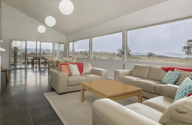 Manna Tree Farm - Modern 3BR House on 100 Acres l Mountain Views l WiFi l BBQ l Wood Fire