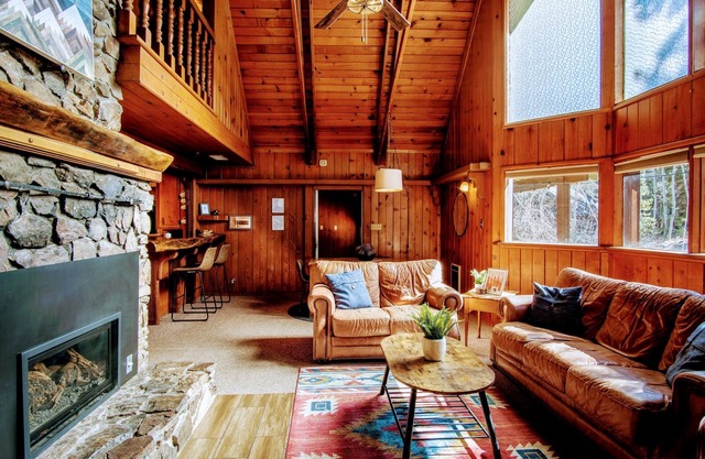 MANY beds! Pets OK! Minutes to Trail of 100 Giants, Sequoias, Rivers! WD, WiFi