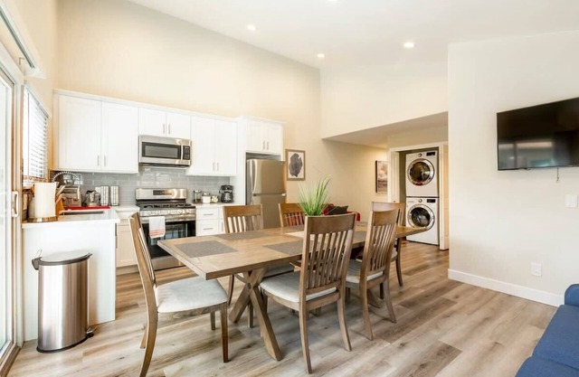 NEW!LARGE 6BR House (Duplex) | Santa Clara Medical Center | SAP San Jose McEnery Convention Center | Downtown San Jose | Laundry + Parking