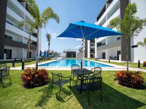 Marina Cerritos: Rooftop Pools Near Beach