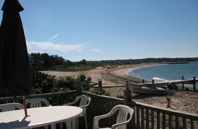 Frente a la playa de Martha Vineyard Cottage en Oak Bluffs pero más cerca de Vineyard Haven