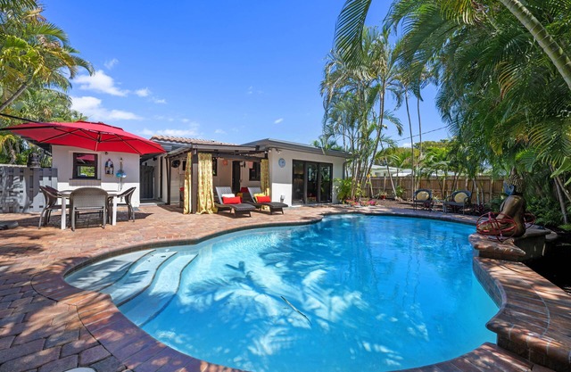 ¡Martini Manor es el último oasis tropical con piscina privada climatizada!