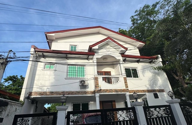 Marvelous 4-bedroom house with AC in Las Piñas