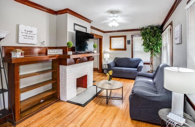 Marvelous Colonial Mins to Strong/UofR/Airprt/RIT