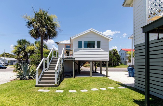 Marysol Cottage – Stylish 1BR w/ Full Kitchen, 25 Yards to Beach Access
