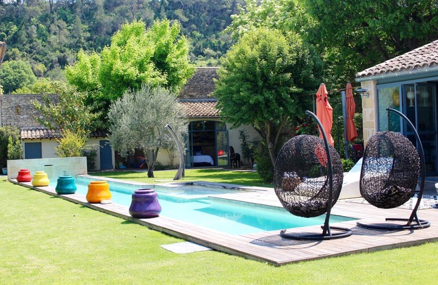 Antigua casa de campo de carácter en pueblo medieval con piscina en gran jardín