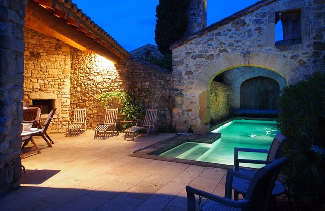 Mas de la Chapelle ~ piedra Maison de Maitre con piscina climatizada.