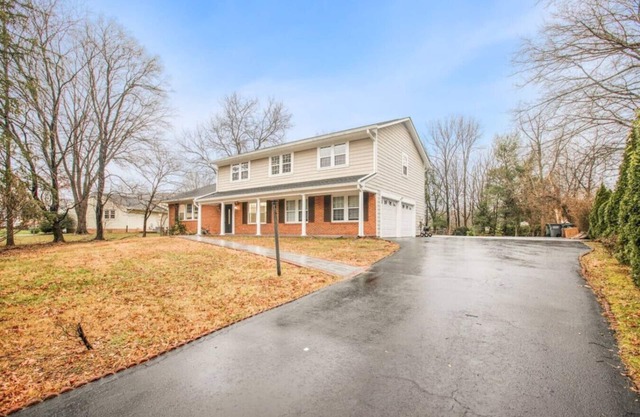 493) Massive 4 bedroom with tons of space!