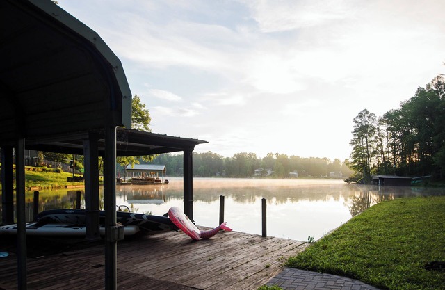 Ultimate Lakefront Getaway for Large Groups, 4000 sq ft & Private Dock