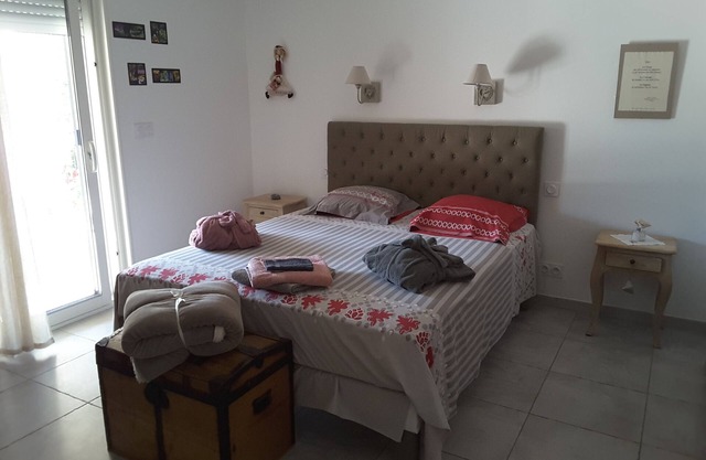El dormitorio principal - Piscina - tranquila - 4 km de Uzes B & B