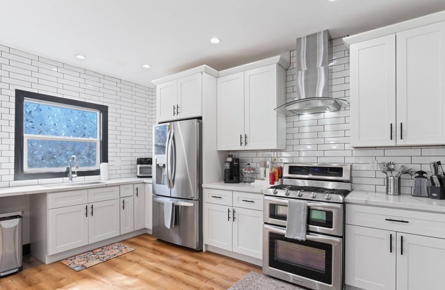 Master Luxurious Private room w/ Chic Tub Great work space! Mins. from Downtown