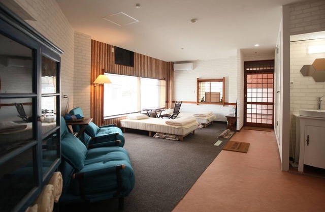 4 personas en el aeropuerto de Fukuoka 5. 5 km de suburbios tranquilos de Hakata