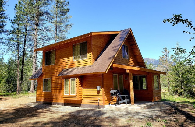 ¡El recién construido Mazama Mountain Hideaway está esperando ser su campamento base para divertirse!