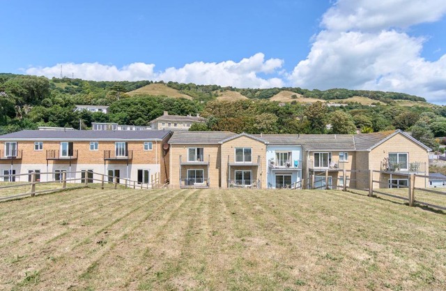Meadow View - A Beautiful 3 Bed Apt With Stunning Countryside Views & Parking - Close To Ventnor, Shanklin & Sandown - 5 mins To Beach - Ideal For Friends, Families, & Business Stays - Dog Friendly - 17