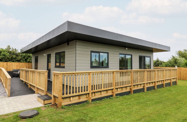 MEADOWBANK LODGE, pet friendly, with hot tub in Brandesburton