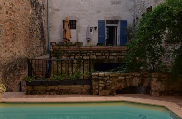 Casa de pueblo medieval en el corazón del pueblo W Piscina privada, terraza y patio tranquilo