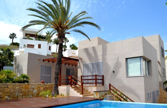 VILLA MEDITERRANEA CON PISCINA Y JARDIN