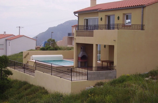 Villa mediterránea con piscina y magníficas vistas al mar.