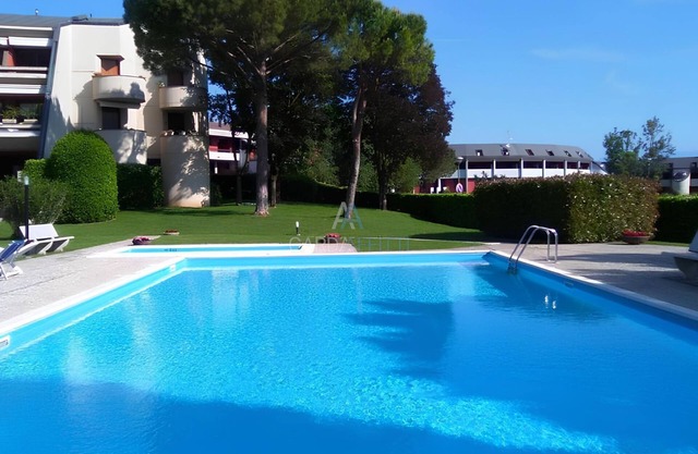 Mela Apartment - Vista a la piscina y al lago en Desenzano