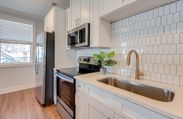 Melrose Melody - 5 Mins to Broadway