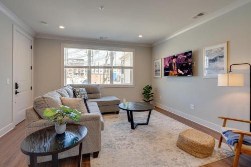 Merry Melrose - Rooftop Patio - 5 Mins to Broadway