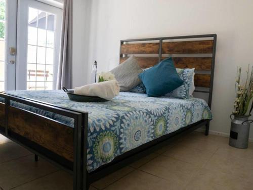 Mi Casa Es Tu Casa, Airport Suites