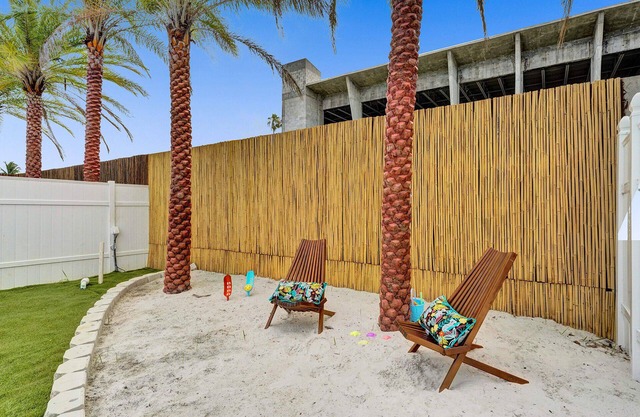 Miami Art Deco Style Unit With Hot Tub