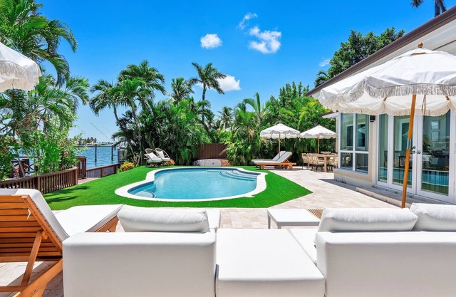Miami Beach Boutique Villa With Waterfront, Yacht Parking And heated pool!