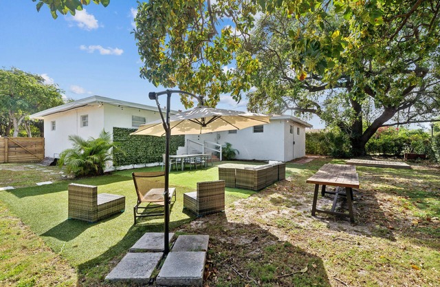 Miami Chic Hideaway: Near Wynwood & Downtown - Yard, Grill, & Games