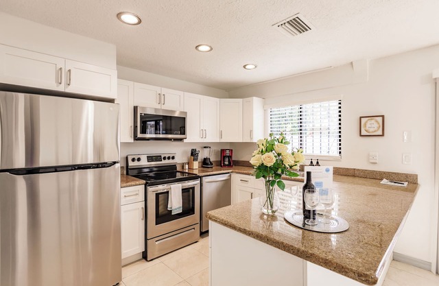 Miami Oasis, Miami Oasis: 7 mins to Dolphin Mall+MÍA. PS4+Games