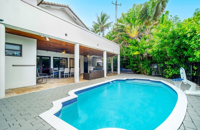 Miami Shores Waterfront Dream:The Ultimate 4,400+ Sq Ft Oasis with Cinema & Pool