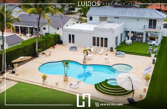 Miami Villa: Pool, Hot Tub, Billiards, 5BR