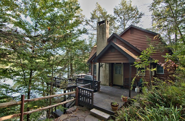 Lakefront Chalet con WIFI, aire acondicionado y juguetes acuáticos