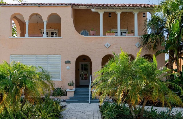 Mid-century Inspired 1/1 Apt w/ Balcony - 10 Minutes to Downtown