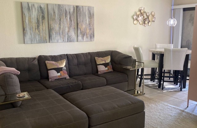 Mid-Century Meets Glam Condo-1 Bed & 1.5 Bath-Pull-Out Couch-Monthly & Seasonal