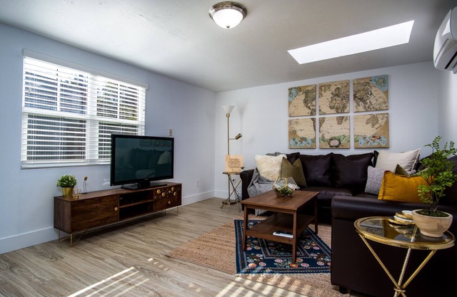 Mid-Century Modern Guest House in North Oak Park