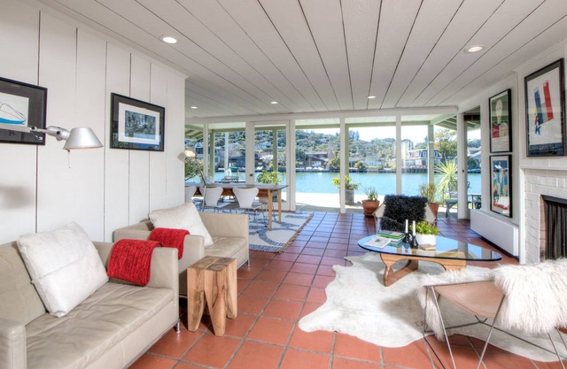 Mid-Century Moderno cerca de San Francisco en la laguna de Belvedere.